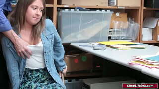 Brunette neska harrapatu shoplifting eta ofizial zigortzen bere.Zuen gropes bere amilotxak txiki eta menperatzen bere bat eman zion bj.Ondoren, zuen bangs bere pussy