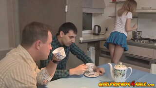 قرنية صغيرتي في سن المراهقة cuckolds زوجها