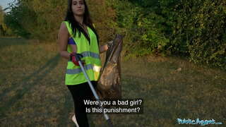 Общественный агент Дженнифер Мендес трахается на улице огромным членом