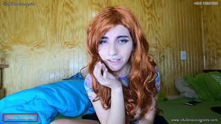 Қыз қозғалады экран алдында