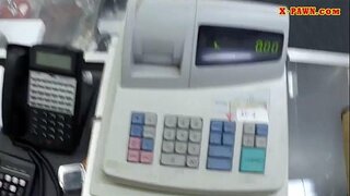 Blonde babe vende sus maletas y se golpeó