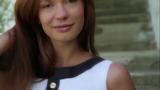 Taibhseach Eorpach teen Carolizi fooling timpeall amuigh faoin aer