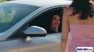 Kolme super kuuma college tytöt tehdä ulos nukkumaan.Kaksi niistä imeä niiden punapää ystävät yritys tissit, ennen kuin yksi nuolee 19yo gfs pillua kun facesitting punapää.Teini tyttö syö pillua ja sitten he tunkevat toistensa pillua kunnes ne cum