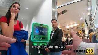 HUNT4K. رجل يشاهد كيف جماله يحصل اختراق من قبل شخص غريب
