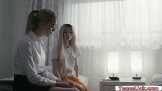 ɺ�肯齐*里夫斯舔手指和她的同学安妮极光阴部 ɺ�肯齐*里夫斯舔手指和她的同学安妮极光阴部