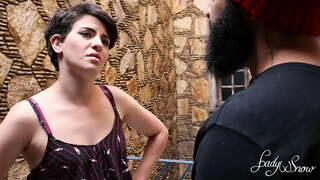 Comunistinha болчу добуш Boulos жана акыр аягында повернуться мїйїздєн жасалган кєркєм буюмдардын жасалгалоочусу