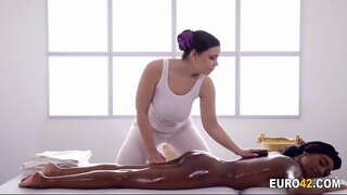 Tiako ny lesbiana masseur goavana boobs