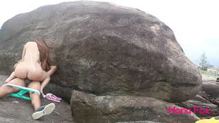 Порназорка Ману Фокс займаецца анальным сэксам без прэзерватыва на грамадскім пляжы