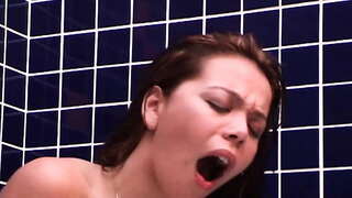 Dans la salle de Bain, Elle a Demandé une Bite dans le Cul!!! Dans la salle de Bain, Elle a Demandé une Bite dans le Cul!!!