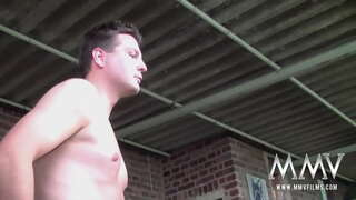 Redhead swinger i roto i te pigtails Nicole S massaging ia tona nui knockers, ngote rua pricks, me te whiwhi i dick i roto i te threesome